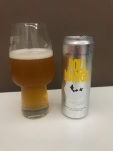 A cerveja Poli Mango, uma bela lata com uma bela parede marrom ao fundo