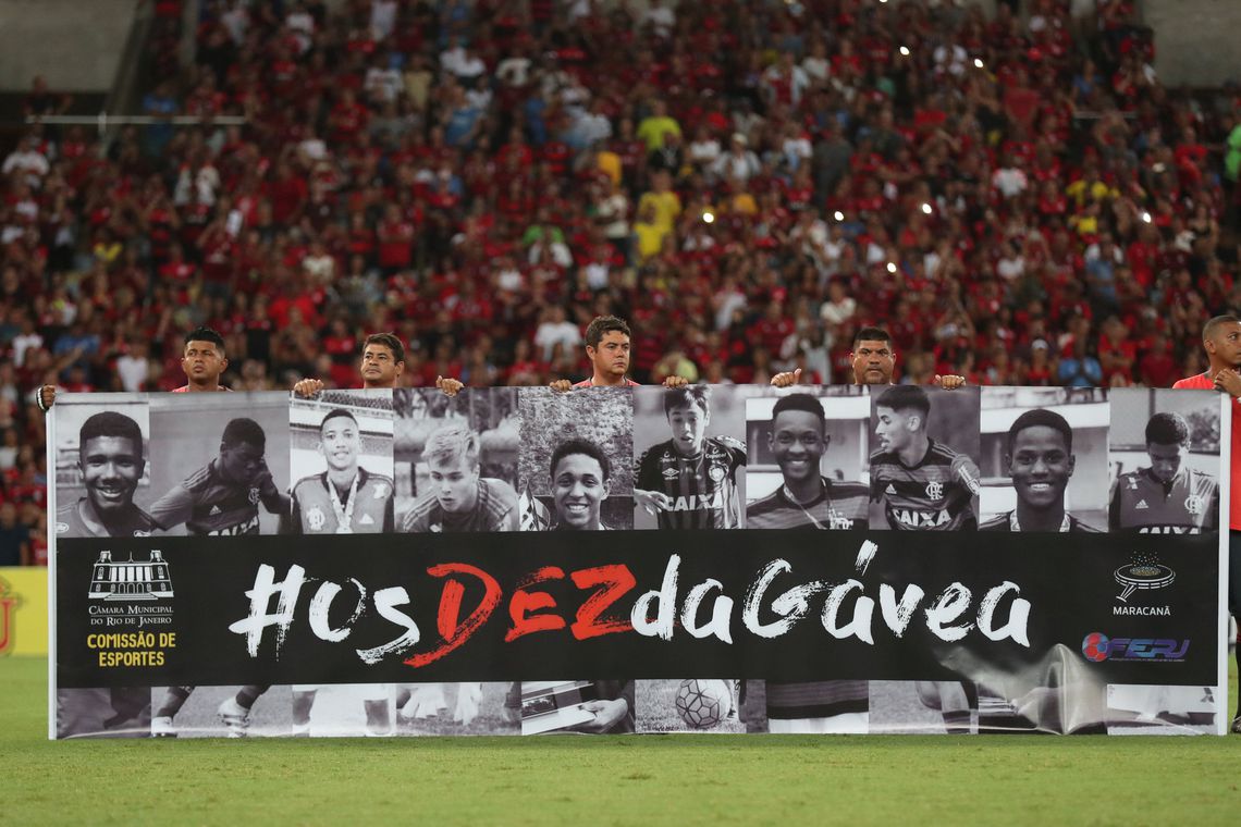 homenagem às vítimas do incêndio no centro de treinamento do flamengo