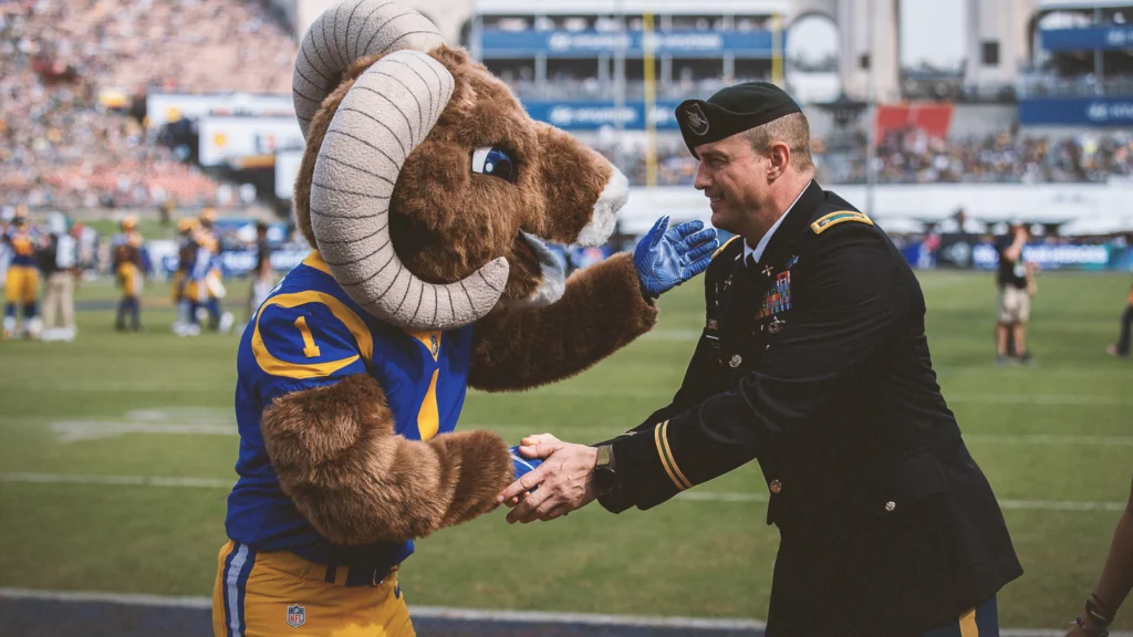 Os Rams queriam um mascote que pudesse criar vínculos com a comunidade. Rampage, o agregador.