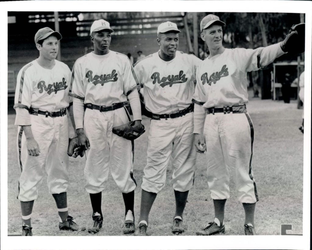 Jackie Robinson entre os companheiros de Royals.