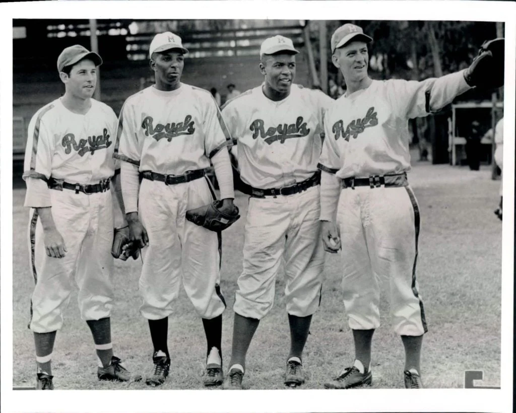Jackie Robinson entre os companheiros de Royals.
