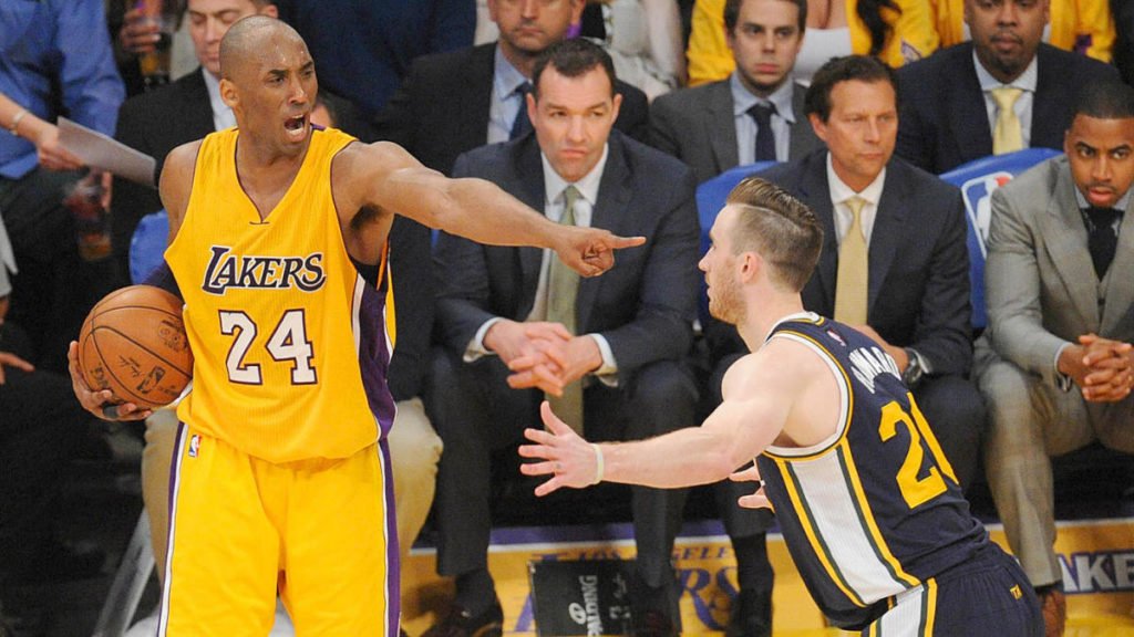 Kobe orienta seus companheiros.