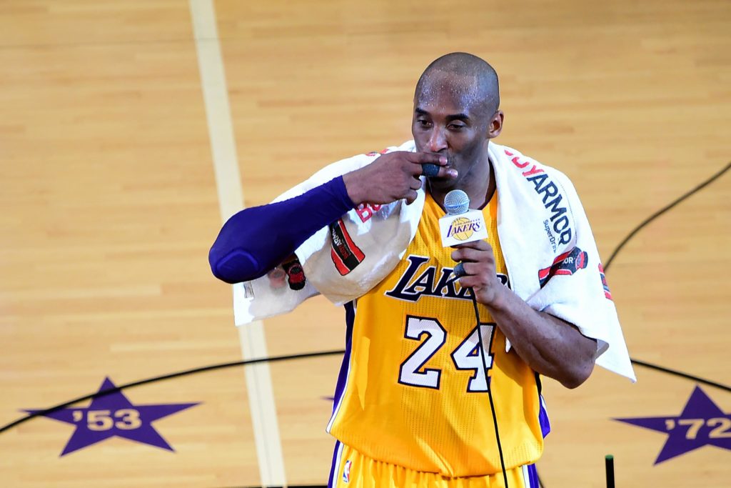 Kobe em seu discurso pós-jogo fala das pessoas e fatos que marcaram sua carreira.