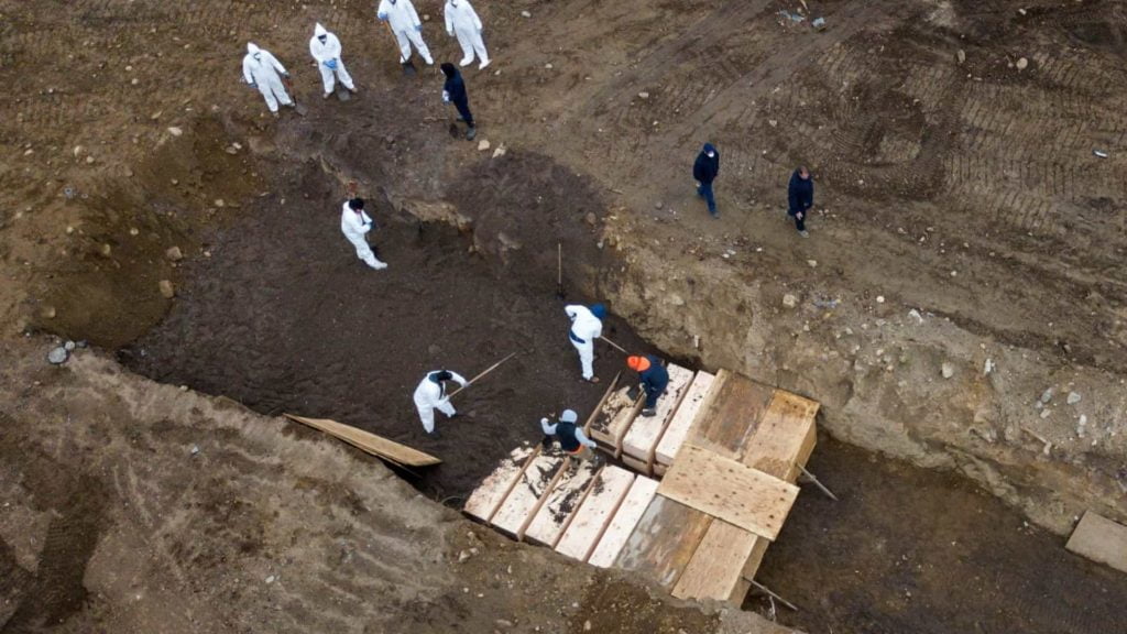 Em Hart Island, no bairro do Bronx, em Nova Iorque, valas comuns foram cavadas para enterrar vítimas do Covid-19.