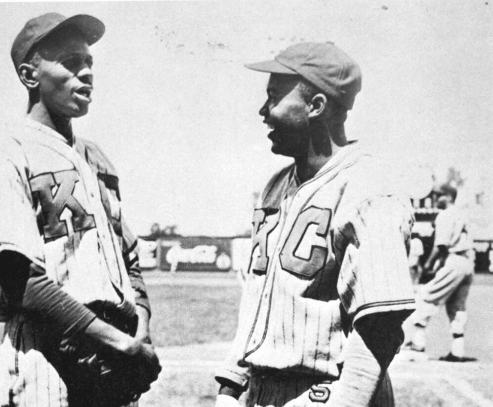 Satchel Paige e Jackie Robinson quando atuaram juntos no Kansas City Monarchs.