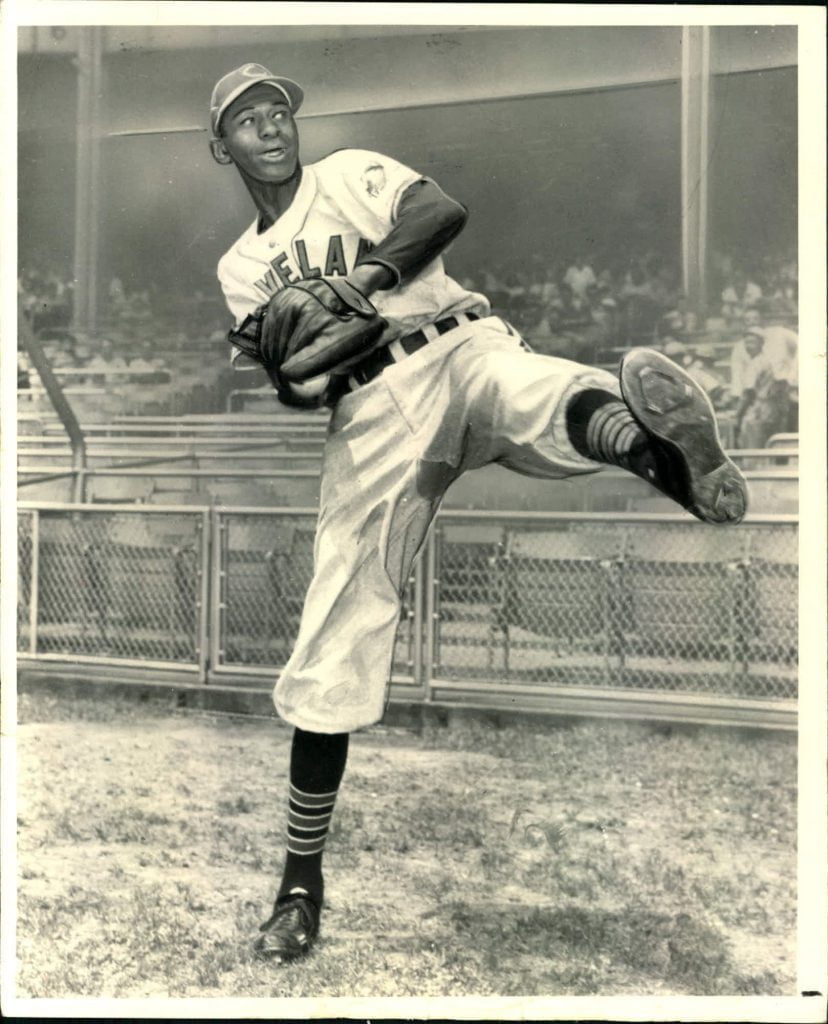 Foto do famoso estilo de arremesso de Satchel Paige.