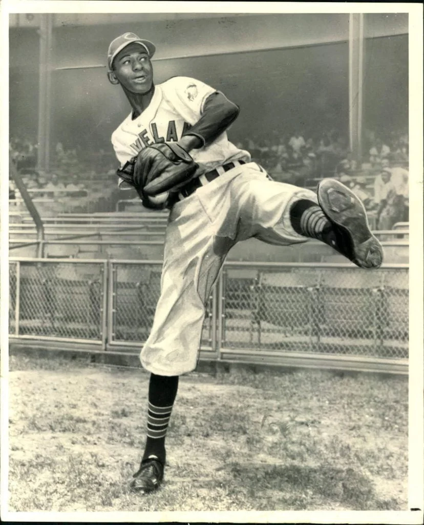 Foto do famoso estilo de arremesso de Satchel Paige.