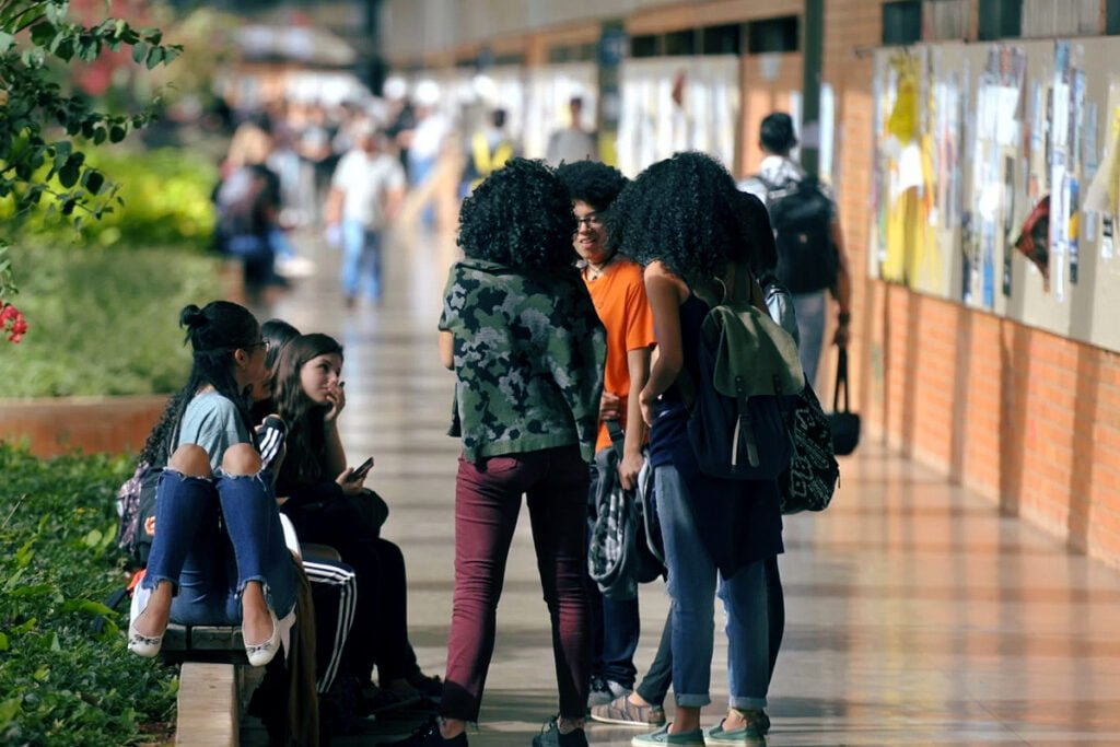 Pela primeira vez, negros são maioria nas universidades públicas.