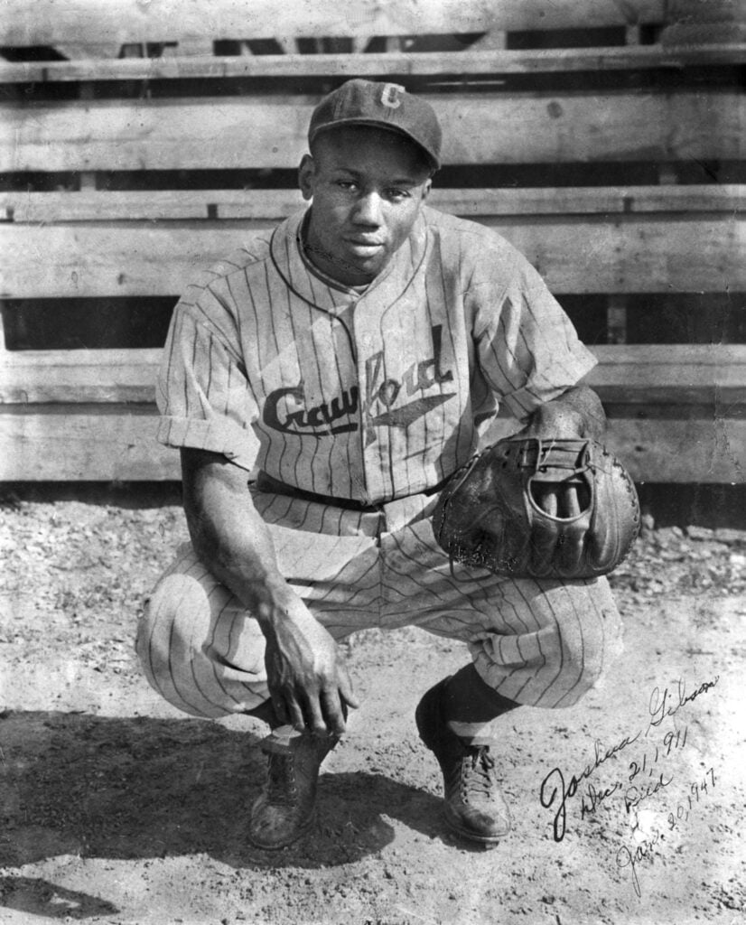 Josh Gibson era espetacular rebatendo e um exímio catcher.