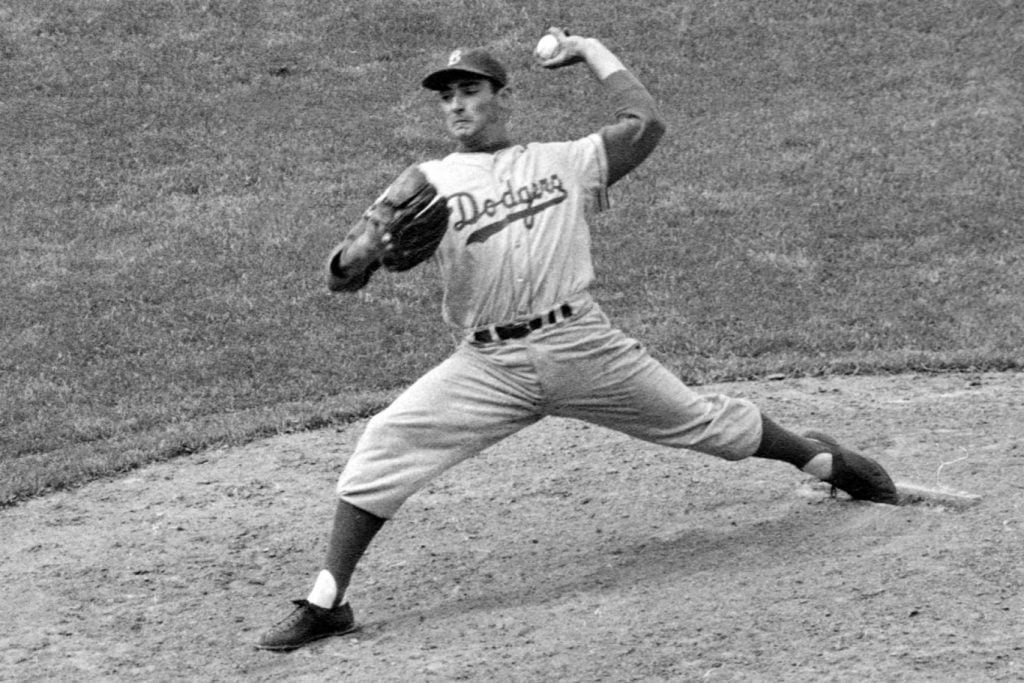 Sandy Koufax impressionava os amantes do baseball com sua forma agressiva de arremessar.