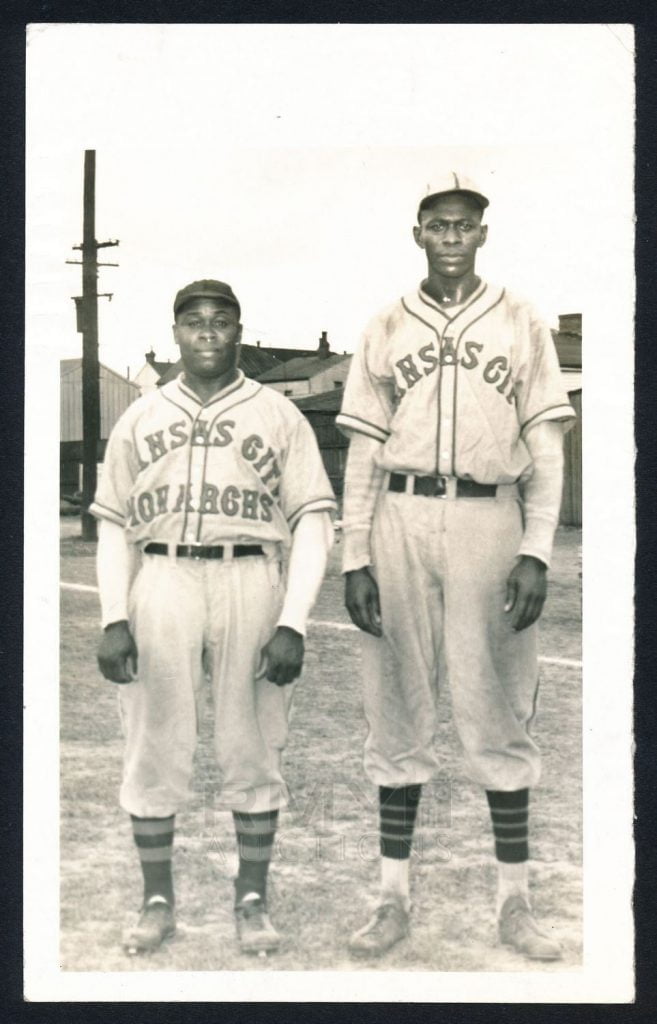 Os amigos Ted Radcliffe e Satchel Paige não estiveram juntos apenas em campo. Eles fizeram parceria nos negócios também.