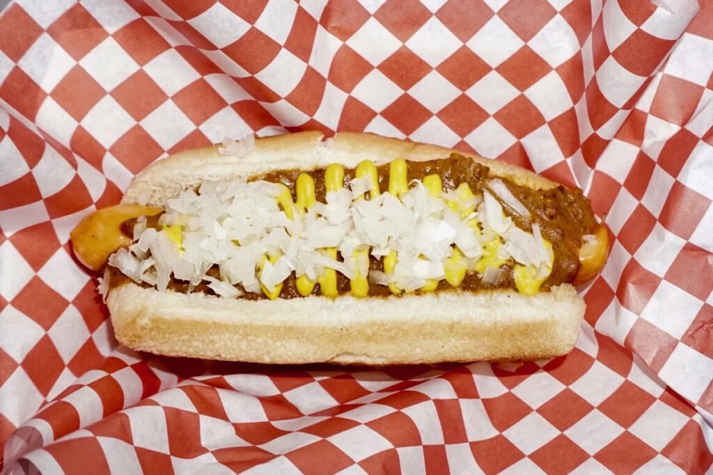 Um outro estilo de hot dog que vem para o nosso engordando.