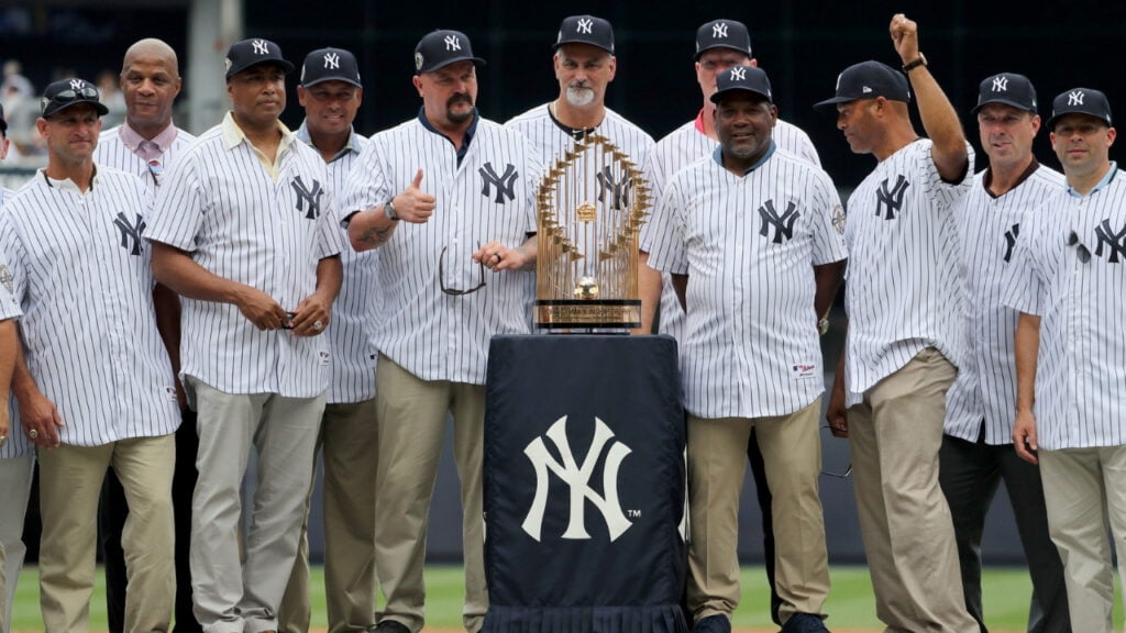 Cerimônia de comemoração no Yankees Stadium em 18 de agosto de 2019, com boa parte do elenco do Yankees 1998. 